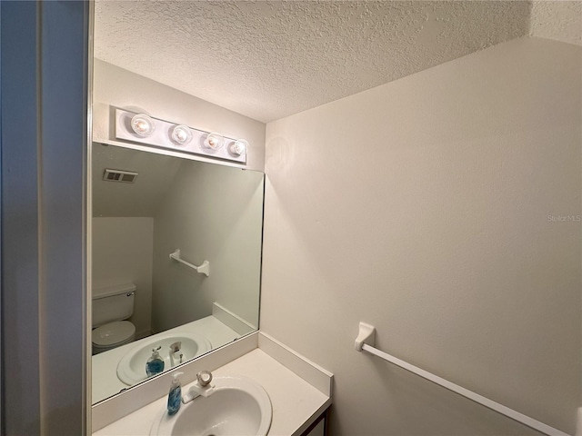 3352 Hamlet Loop, Winter Park, FL 32792 - half bathroom featuring a textured ceiling and vanity