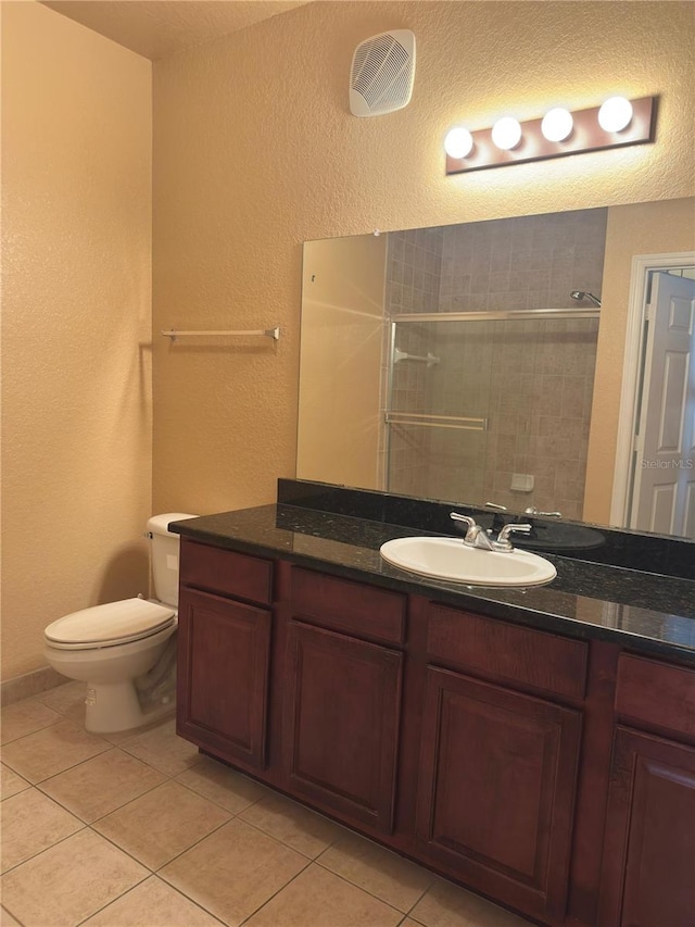 1370 Tuscan Ter Unit 2202, Davenport, FL 33896 - bathroom with tile patterned floors, tiled shower, vanity, and a textured wall