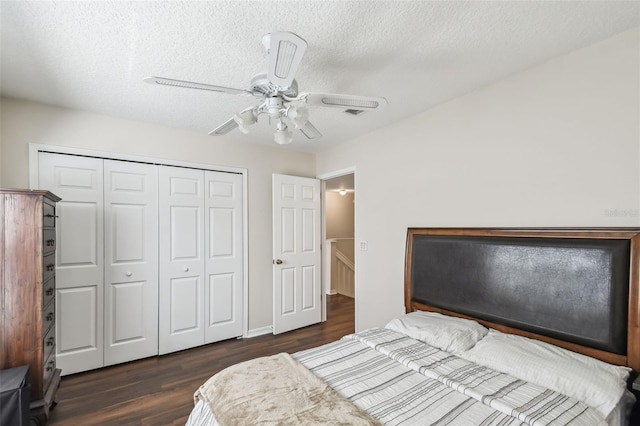 1936 Westpointe Cir, Orlando, FL 32835 - bedroom with dark wood-style floors, a closet, a ceiling fan, and a textured ceiling