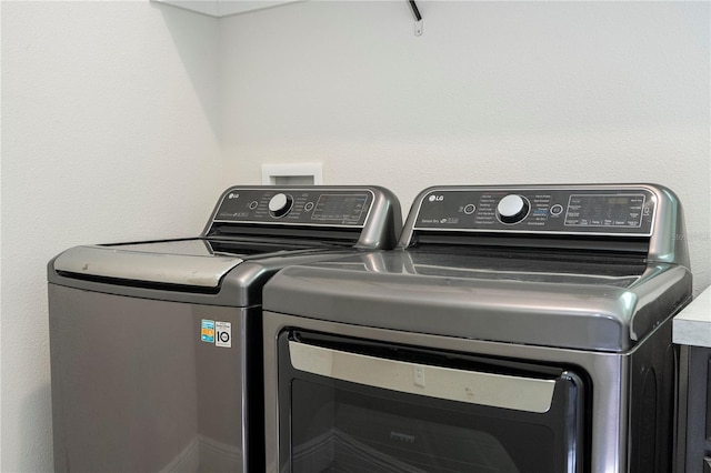 8066 Ludington Cir, Orlando, FL 32836 - laundry room with washing machine and dryer