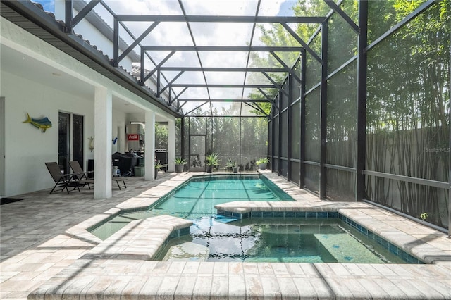 8066 Ludington Cir, Orlando, FL 32836 - outdoor pool with a patio, an in-ground hot tub, and a lanai