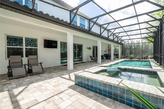 8066 Ludington Cir, Orlando, FL 32836 - view of swimming pool with a patio, a pool with connected hot tub, and a lanai