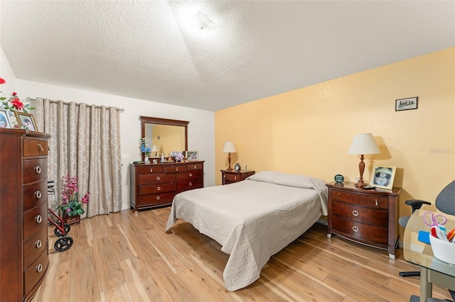 470 Cardinal Ct, Kissimmee, FL 34759 - bedroom featuring light wood-style floors and a textured ceiling
