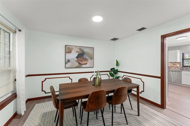 473 Burnt Tree Ln, Apopka, FL 32712 - dining area featuring light wood-style floors and baseboards