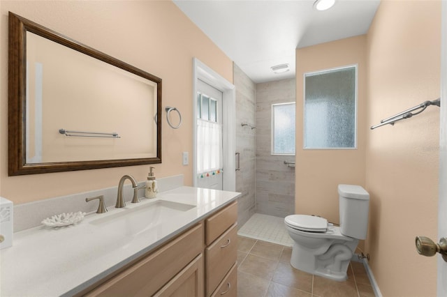 473 Burnt Tree Ln, Apopka, FL 32712 - bathroom featuring tiled shower, vanity, and tile patterned floors