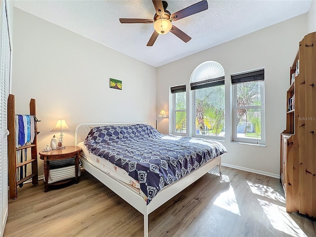 1044 Dees Dr, Oviedo, FL 32765 - bedroom featuring light wood-style flooring, a textured ceiling, and ceiling fan