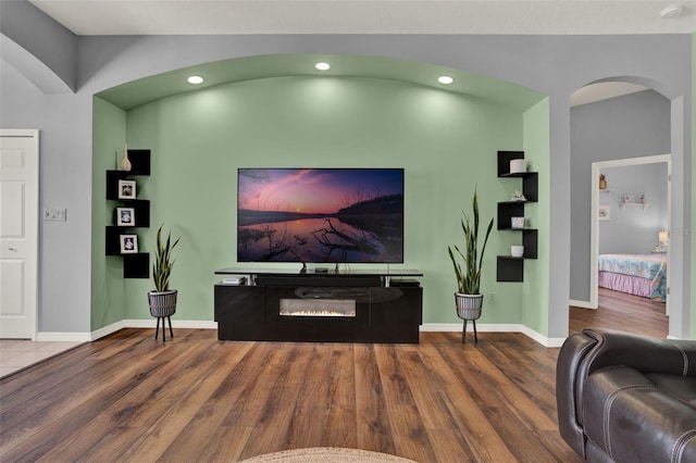 25105 Laurel Valley Rd, Leesburg, FL 34748 - living area featuring wood finished floors, recessed lighting, and arched walkways