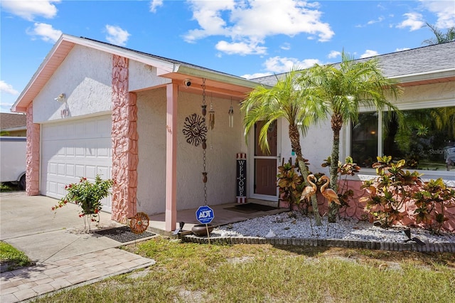 109 Woodfield Ct, Sanford, FL 32773 - view of front facade featuring stucco siding, a garage, and driveway