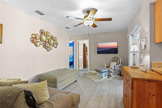 109 Woodfield Ct, Sanford, FL 32773 - living area featuring light wood finished floors and ceiling fan
