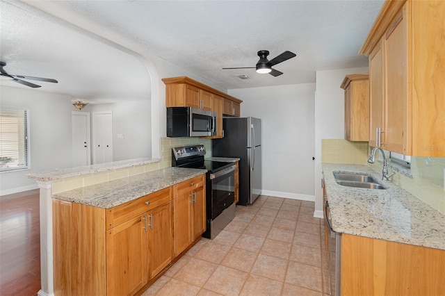 917 Great Bend Rd, Altamonte Springs, FL 32714 - kitchen featuring stainless steel appliances, ceiling fan, decorative backsplash, and a peninsula
