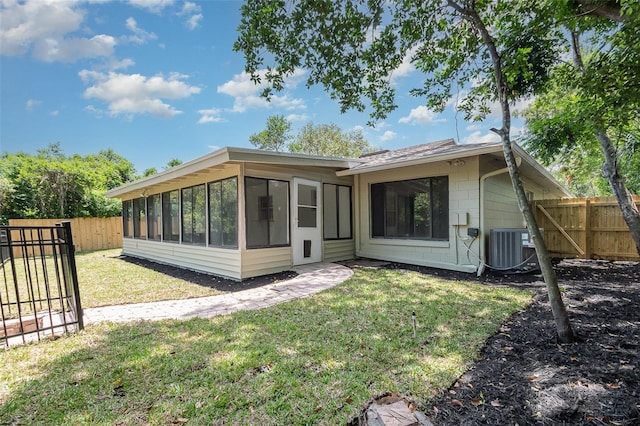 917 Great Bend Rd, Altamonte Springs, FL 32714 - back of property featuring a sunroom, a fenced backyard, and roof with shingles