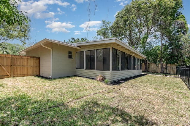 917 Great Bend Rd, Altamonte Springs, FL 32714 - rear view of house with a sunroom and a fenced backyard