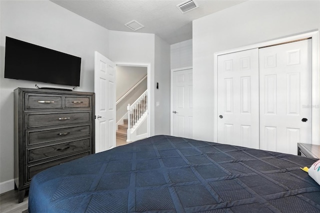 1530 Retreat Cir, Clermont, FL 34714 - bedroom with a closet and wood finished floors