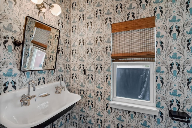 1322 N Bumby Ave, Orlando, FL 32803 - bathroom with wallpapered walls
