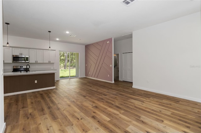 10611 N Umber Ter, Citrus Springs, FL 34434 - kitchen with stainless steel appliances, open floor plan, light wood-style flooring, light countertops, and recessed lighting