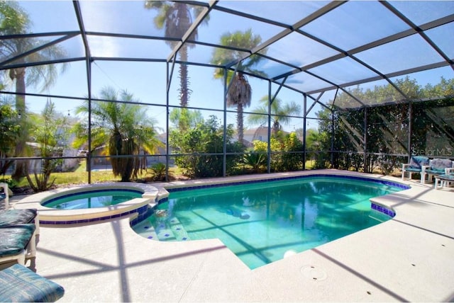 331 Bridgewater Dr, Davenport, FL 33897 - view of swimming pool featuring a pool with connected hot tub, a patio, and glass enclosure