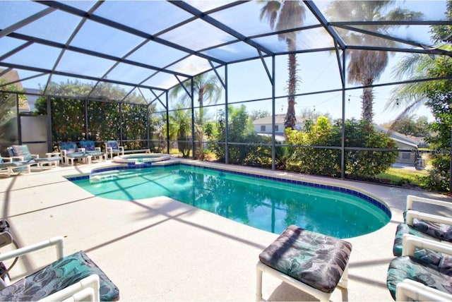 331 Bridgewater Dr, Davenport, FL 33897 - view of swimming pool with a patio, a pool with connected hot tub, and glass enclosure