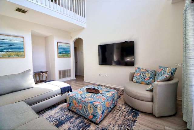 331 Bridgewater Dr, Davenport, FL 33897 - living area featuring arched walkways and wood finished floors