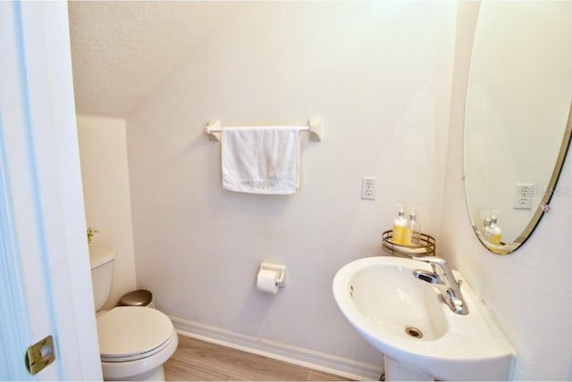 331 Bridgewater Dr, Davenport, FL 33897 - bathroom with a textured ceiling and wood finished floors