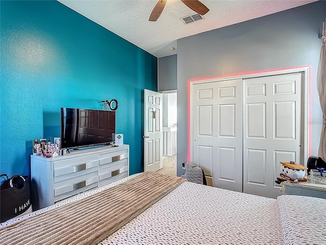 2530 The Oaks Blvd, Kissimmee, FL 34746 - bedroom with a closet, ceiling fan, a textured ceiling, and lofted ceiling