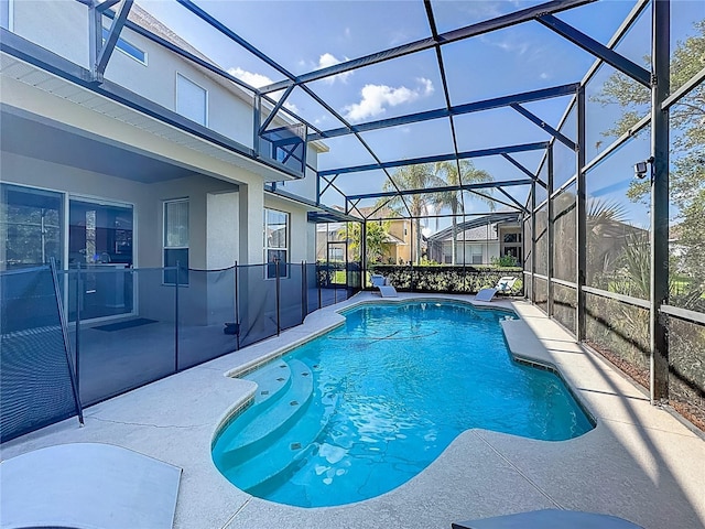 2530 The Oaks Blvd, Kissimmee, FL 34746 - swimming pool with a patio area and glass enclosure