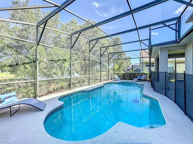 2530 The Oaks Blvd, Kissimmee, FL 34746 - outdoor pool featuring a patio and glass enclosure