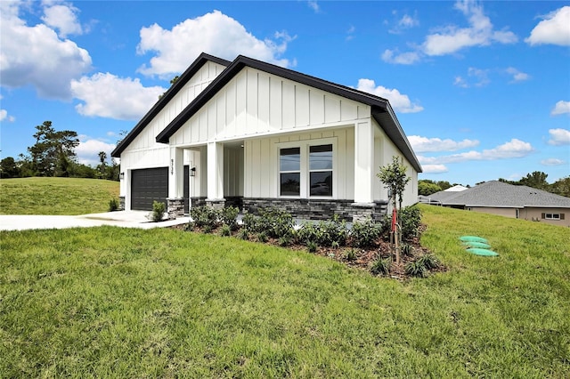 9739 Loretto St, Spring Hill, FL 34608 - modern farmhouse featuring board and batten siding, an attached garage, a front lawn, and concrete driveway