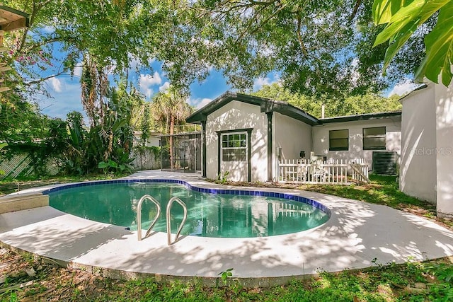 1148 Northcrest Dr, Apopka, FL 32703 - swimming pool with a patio area