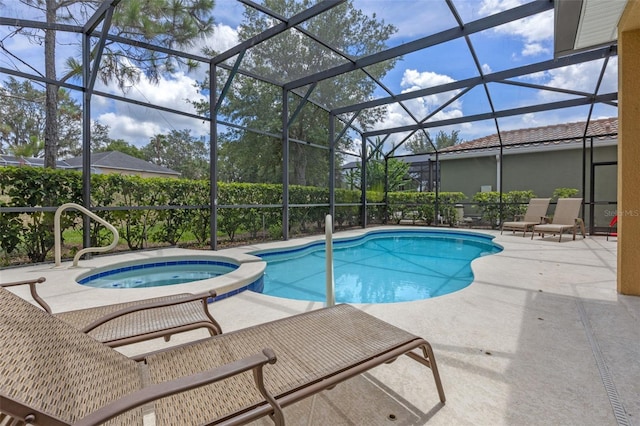 5172 Oakbourne Ave, Davenport, FL 33837 - view of swimming pool featuring a patio, a pool with connected hot tub, and a lanai