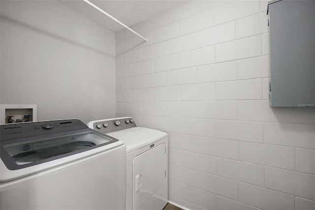 12419 Eryn Ct, Clermont, FL 34711 - laundry room featuring washer and dryer and tile walls