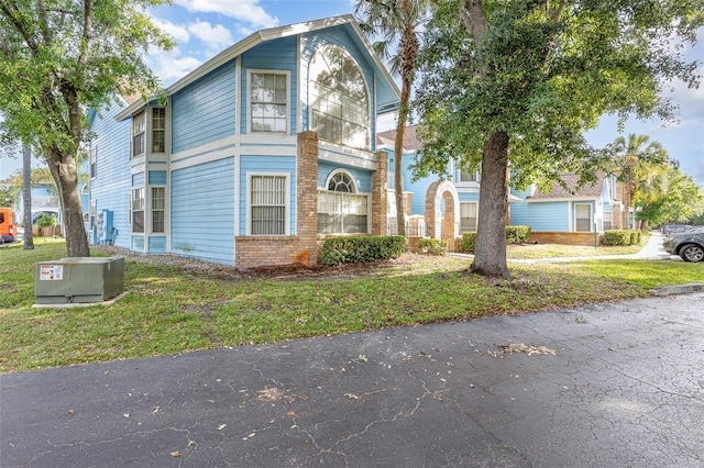 view of front of home with a front lawn