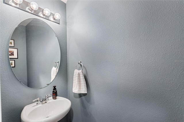 9024 Alba Ln, Kissimmee, FL 34747 - bathroom featuring a sink