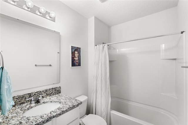 9024 Alba Ln, Kissimmee, FL 34747 - full bath with vanity, shower / bath combination with curtain, and a textured ceiling
