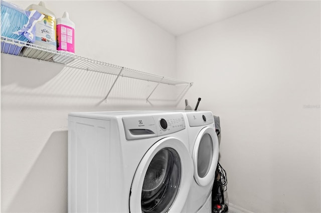 9024 Alba Ln, Kissimmee, FL 34747 - washroom with independent washer and dryer and baseboards