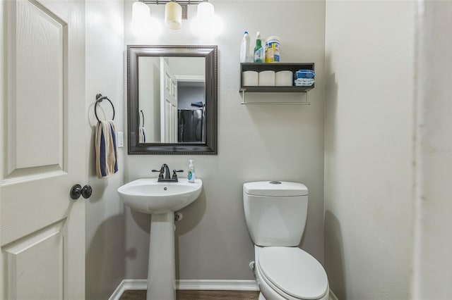 2032 Wavyleaf Ct, Apopka, FL 32712 - half bath featuring toilet and baseboards
