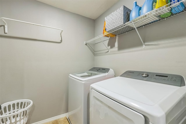 2032 Wavyleaf Ct, Apopka, FL 32712 - laundry area featuring washing machine and dryer and baseboards