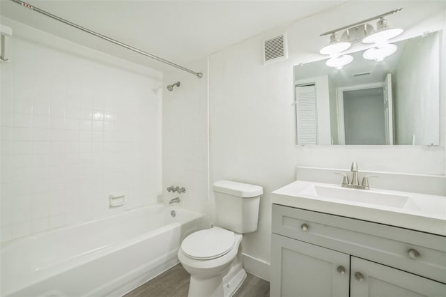 936 Lake Destiny Rd Unit G, Altamonte Springs, FL 32714 - full bath with vanity, washtub / shower combination, and wood finished floors