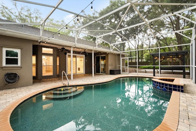 917 Southern Oak Ln, Apopka, FL 32712 - view of swimming pool with a patio, a ceiling fan, a pool with connected hot tub, and a lanai
