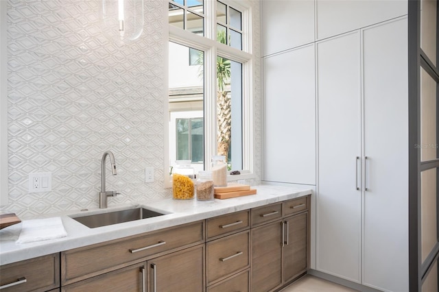 4007 Grande Brick Loop Unit 13, Orlando, FL 32837 - bathroom featuring double vanity and backsplash