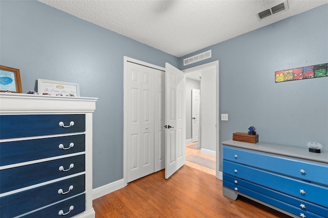 2042 Hayfield Way, Apopka, FL 32712 - bedroom with wood finished floors, a textured ceiling, and a closet