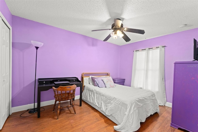 2042 Hayfield Way, Apopka, FL 32712 - bedroom featuring wood finished floors, a textured ceiling, a ceiling fan, and a closet