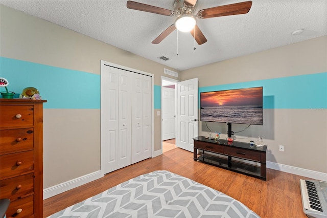 2042 Hayfield Way, Apopka, FL 32712 - sitting room featuring wood finished floors, a ceiling fan, and a textured ceiling