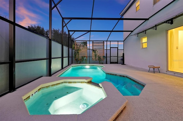 4429 Ganesha Loop, Kissimmee, FL 34746 - pool at dusk with a patio, a pool with connected hot tub, and a lanai