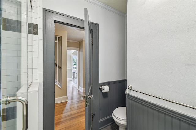524 S Lakeview Ave, Winter Garden, FL 34787 - bathroom with ornamental molding, wood finished floors, tiled shower, and wainscoting