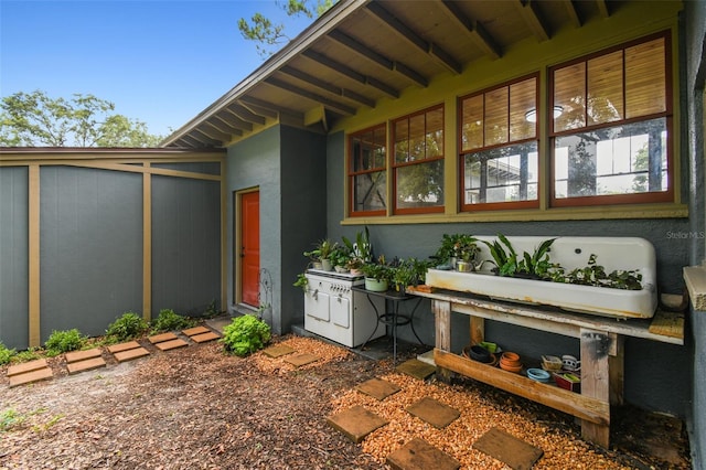 524 S Lakeview Ave, Winter Garden, FL 34787 - property entrance featuring stucco siding