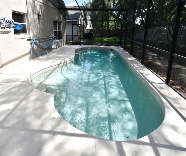 2131 Kaylas Ct, Orlando, FL 32817 - swimming pool with glass enclosure and a patio area