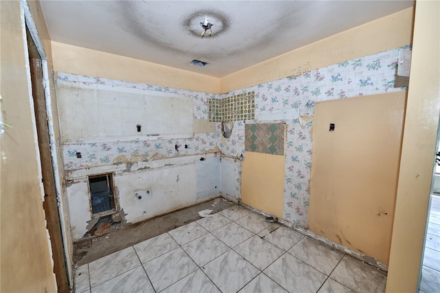 535 Romano Ave, Orlando, FL 32807 - bathroom featuring wallpapered walls