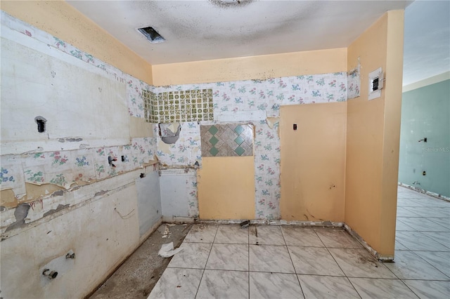 535 Romano Ave, Orlando, FL 32807 - bathroom featuring wallpapered walls
