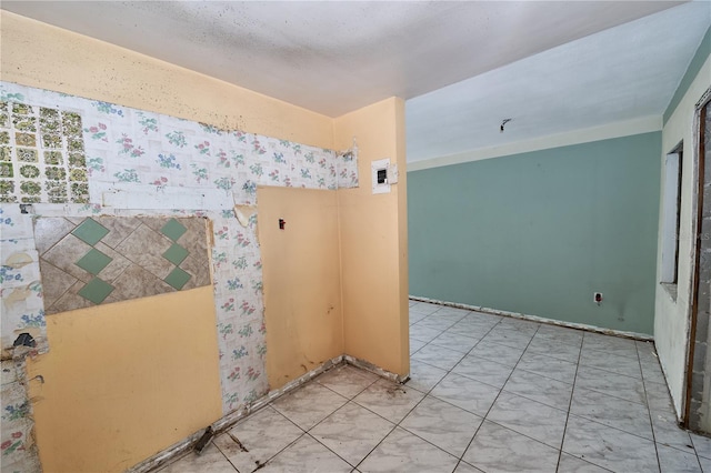 535 Romano Ave, Orlando, FL 32807 - spare room with wallpapered walls