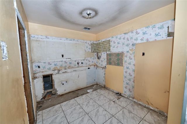 535 Romano Ave, Orlando, FL 32807 - bathroom with wallpapered walls